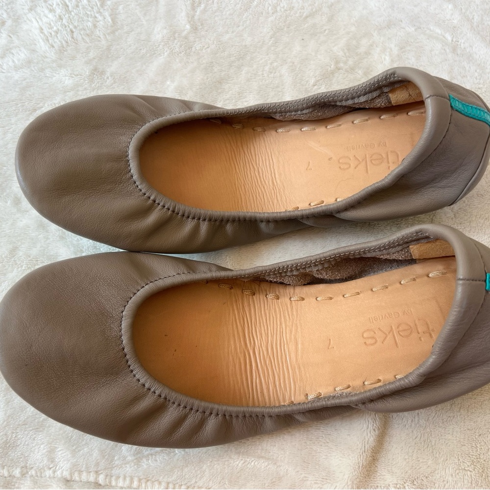 Tieks Taupe Leather Flats 7 EUC